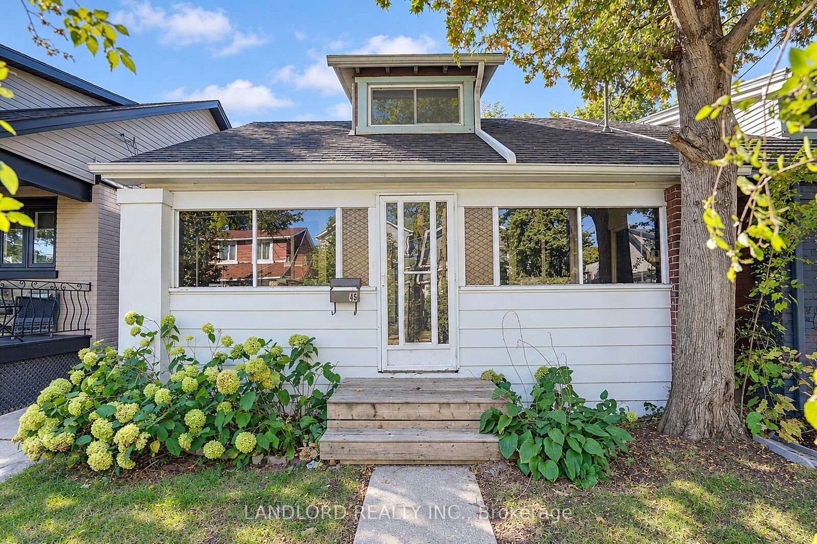 Photo de la propriété:  45 Craydon Avenue Main Fl  ON M6M 2C8 