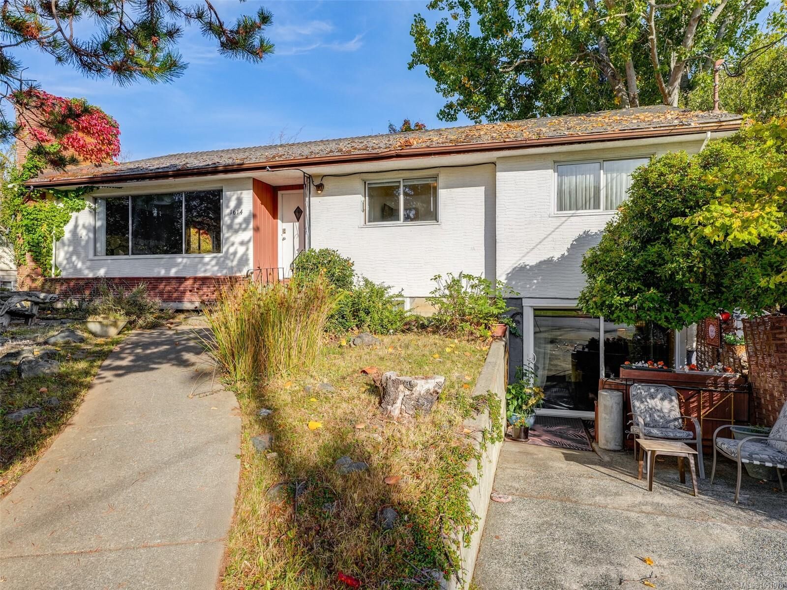 Property Photo: 1614 Richardson St BC V8S 1R4