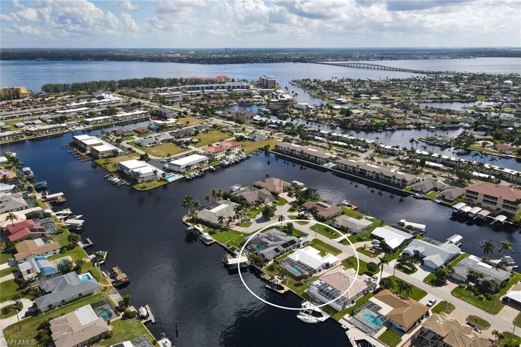 Property Photo:  1717 SE 41st St  FL 33904 