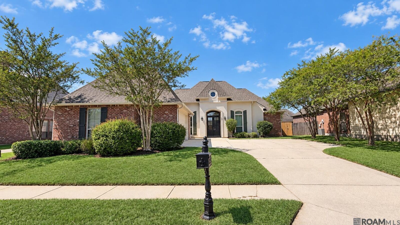 Property Photo: 8910 Glenfield Dr LA 70809