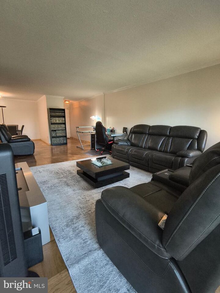 Property Photo:  1300 Army Navy Drive 606  VA 22202 