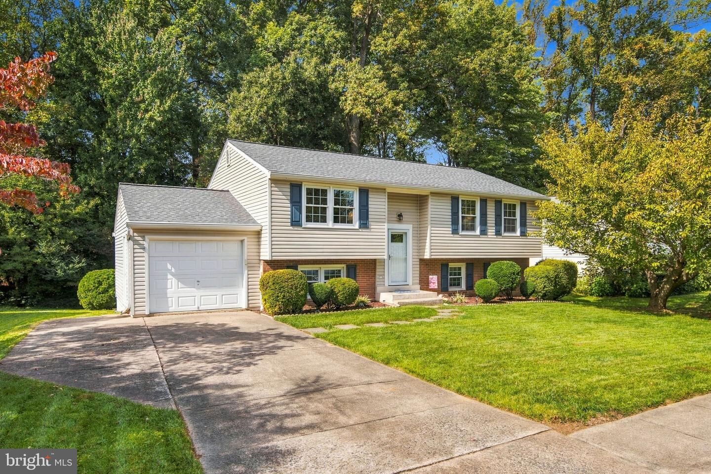 Property Photo: 5038 Kenerson Drive VA 22032