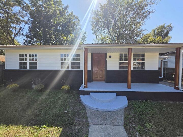 Property Photo: 1302 E Court St AR 72450