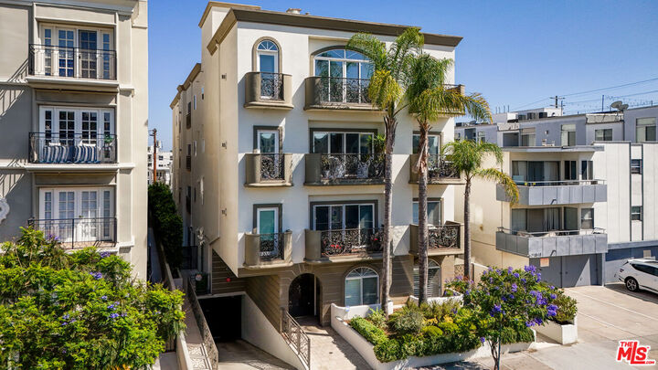 Property Photo:  11840 Dorothy St, Unit 302  CA 90049 