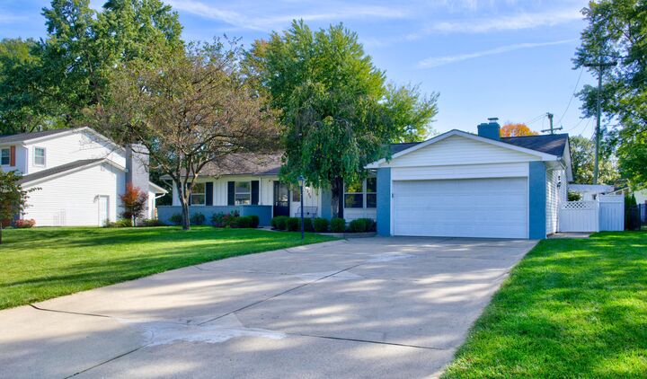 Property Photo: 889 Lookout Point Drive OH 43235