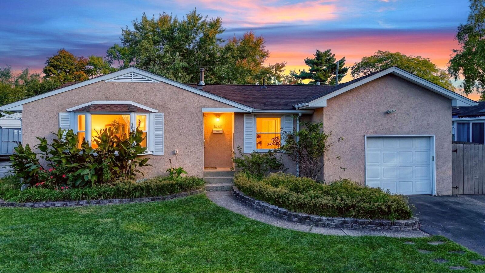 Property Photo:  1464 Cardwell S Square  OH 43229 