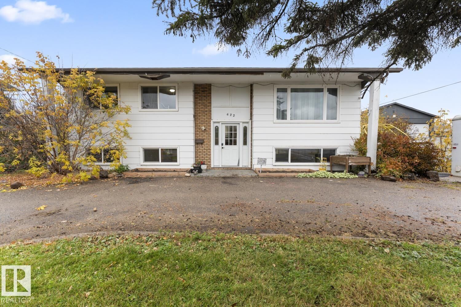 Property Photo: 622 13 St AB T9M 1B2