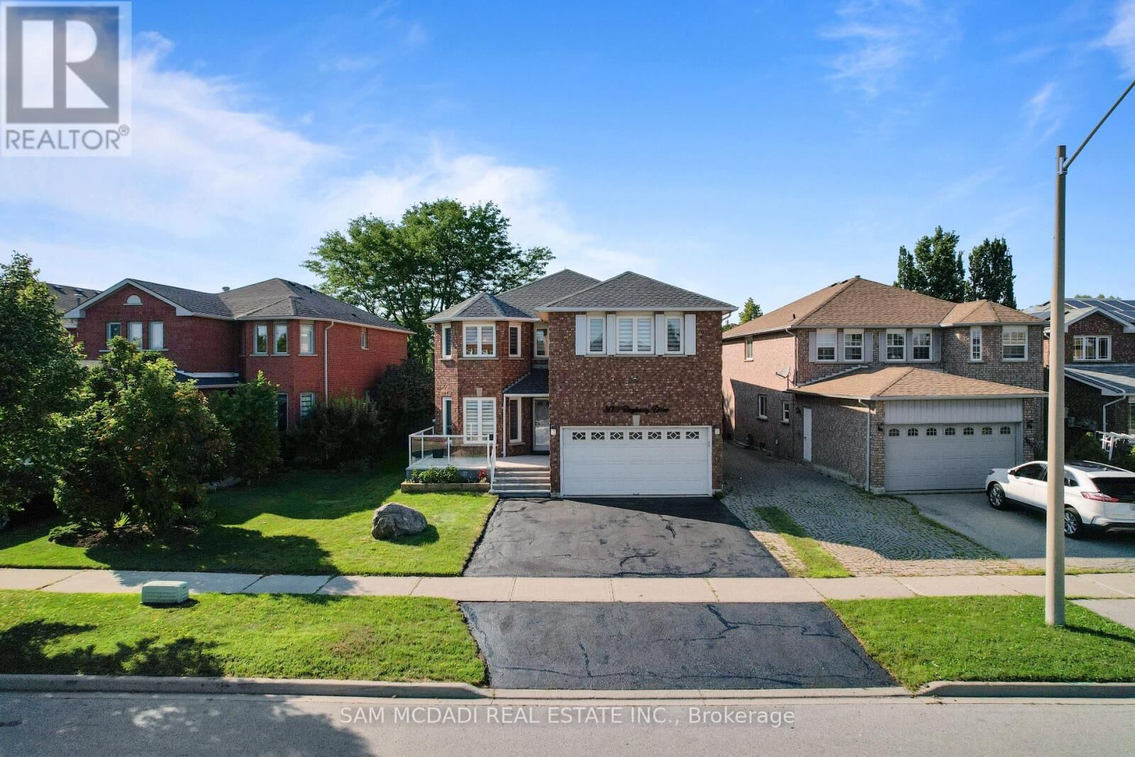 Property Photo:  3071 Bayberry Drive  ON L5N 6P1 