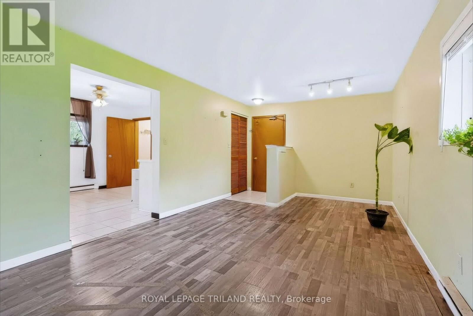Property Photo:  25 South Edgeware Road 1  ON N5P 2H1 
