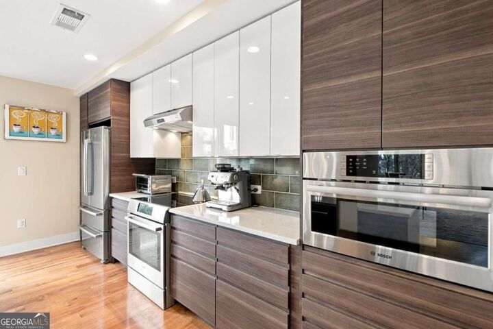 Property Photo: 565 Peachtree Street NE 702 GA 30308