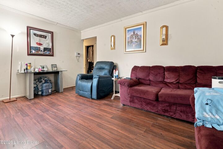 Property Photo: 4407 Broadleaf Dr KY 40216