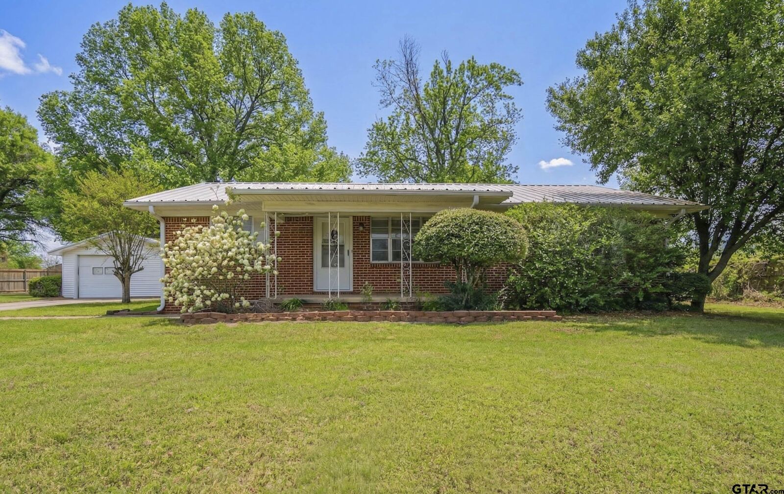 Property Photo:  729 S Walnut  TX 75494 