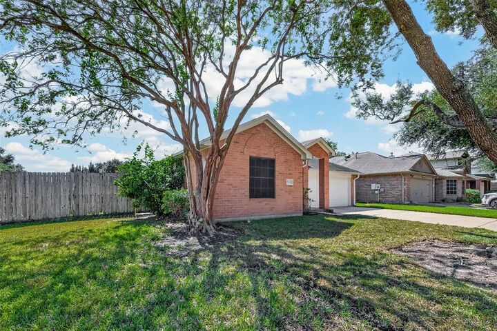 Property Photo:  9202 Desirable Drive  TX 77571 