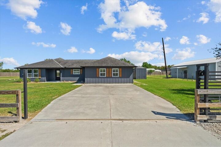 Property Photo: 7811 County Road 168 TX 77511