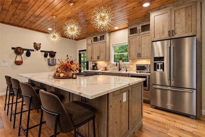 Property Photo:  107 Greenbriar Road  NC 28604 