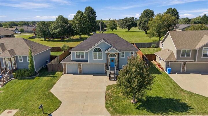 Property Photo:  824 N Oak Terrace  KS 66086 