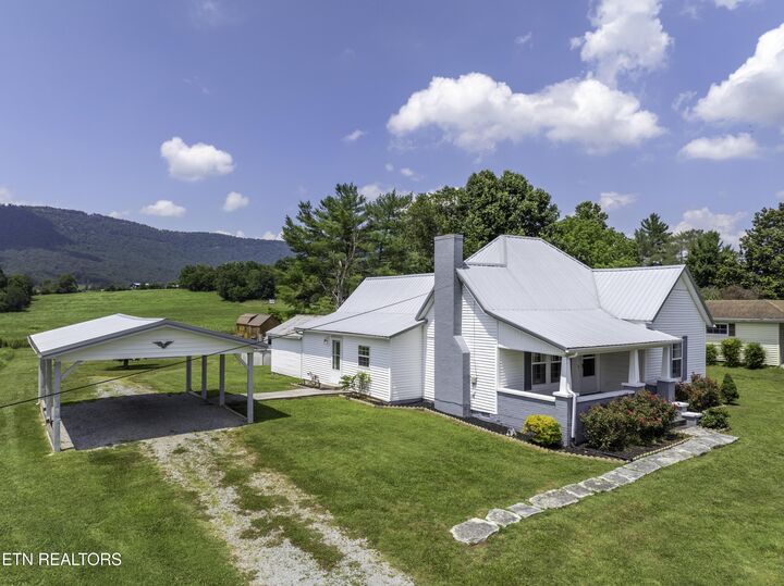 Property Photo: 693 Old Middlesboro Hwy TN 37766