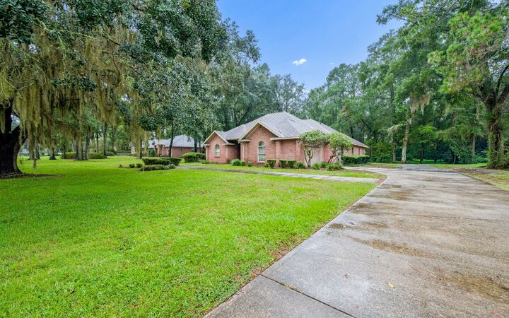 Property Photo:  