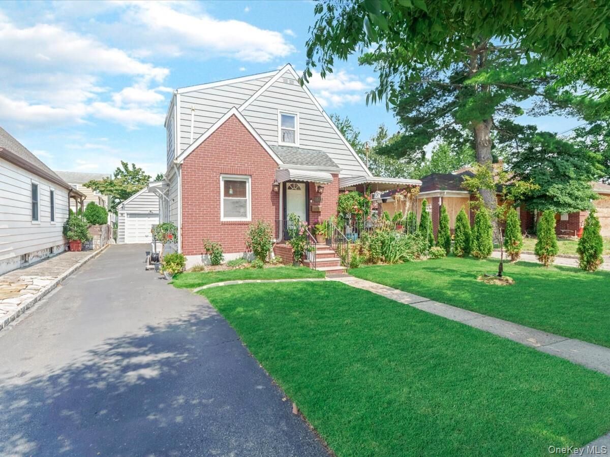 Property Photo:  1517 Falmouth Avenue  NY 11040 