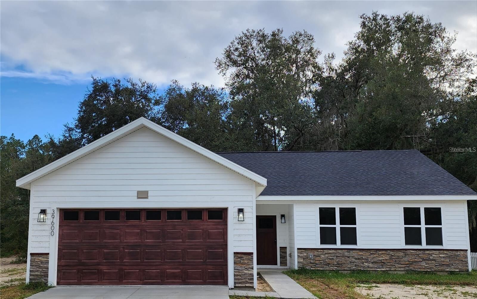 Property Photo:  
