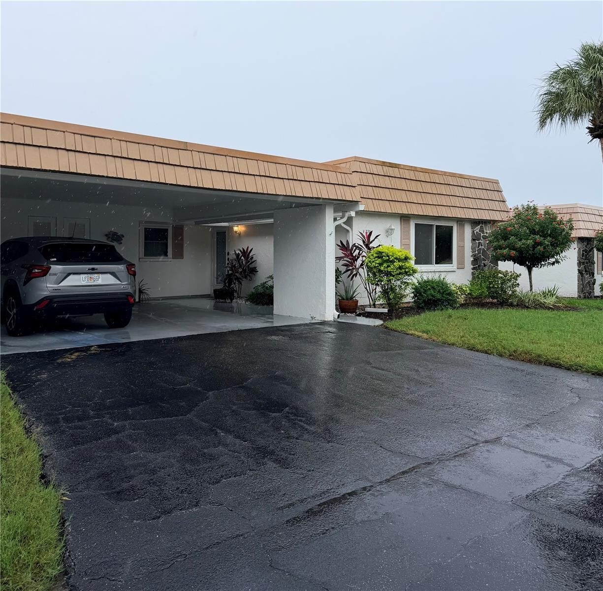 Property Photo:  2320 Aquabluff Place V274  FL 34231 