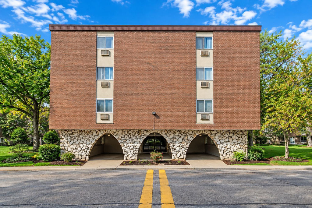 Property Photo: 1331 S Finley Road 212 IL 60148