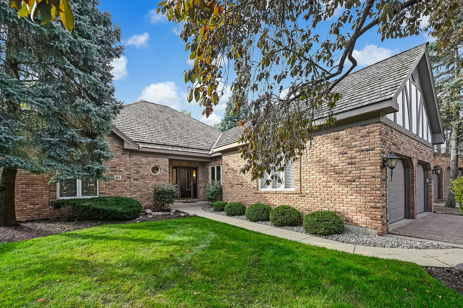 Property Photo:  51 Chesterfield Court  IL 60527 