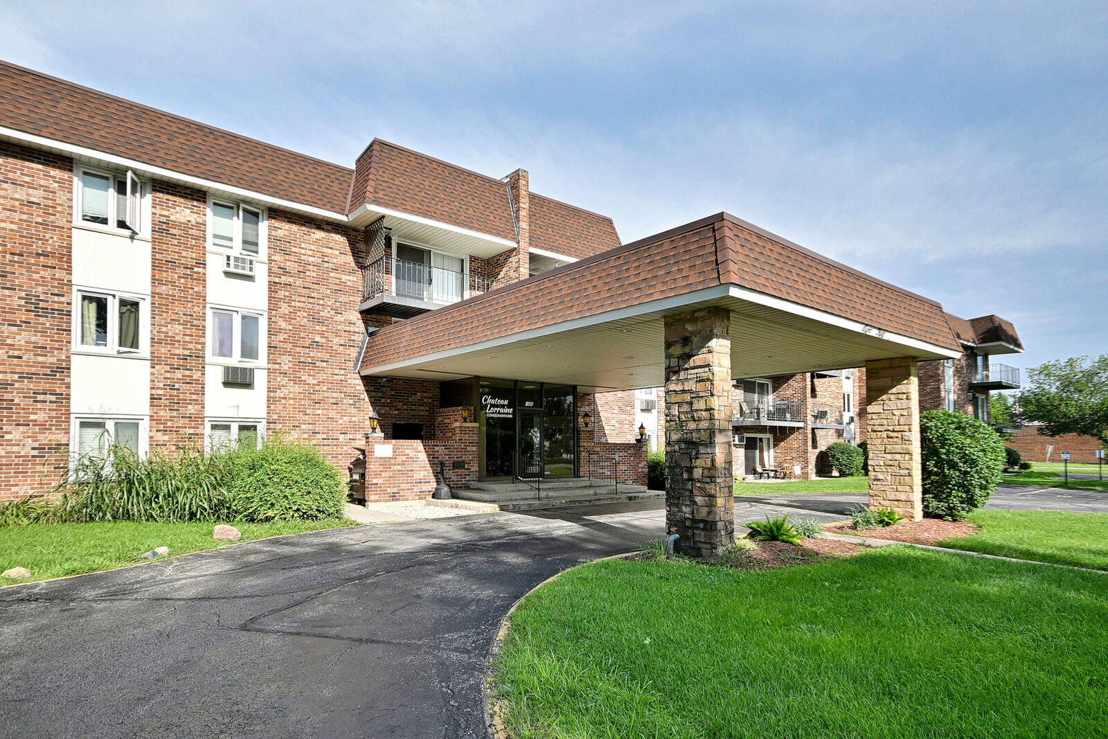 Property Photo:  850 S Lorraine Road S 3E  IL 60189 
