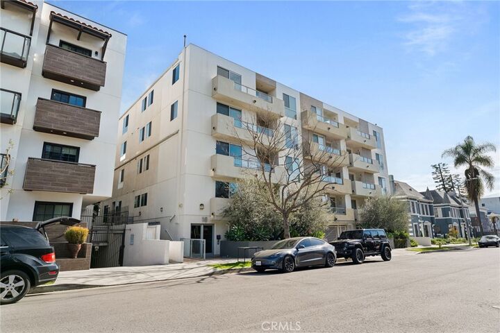 Property Photo:  118 N Kings Rd 201  CA 90048 
