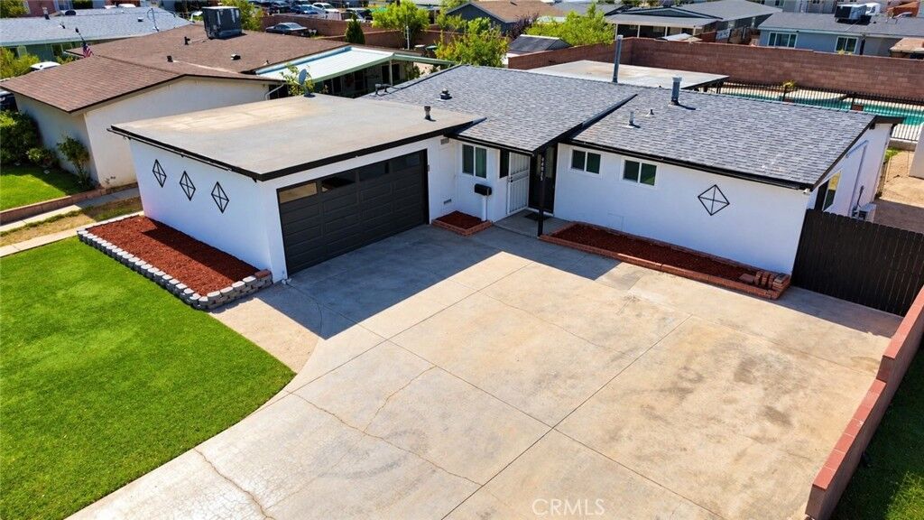 Property Photo: 44015 3rd E CA 93535