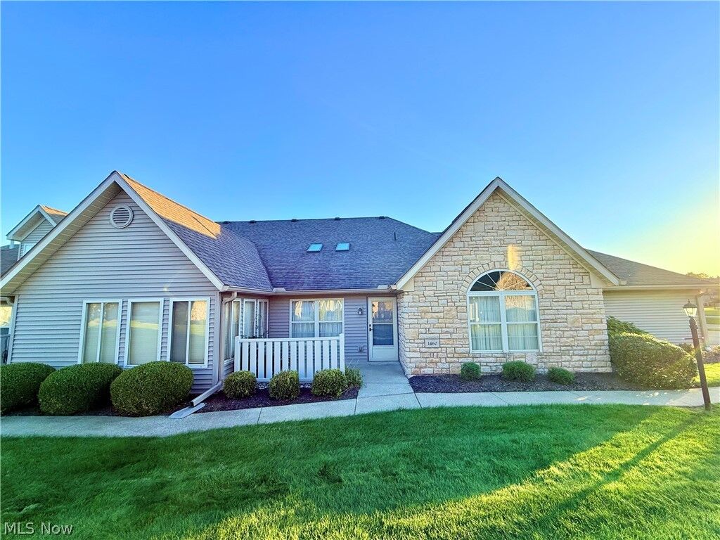 Property Photo:  1460 Laurenbrook Lane NE  OH 44646 