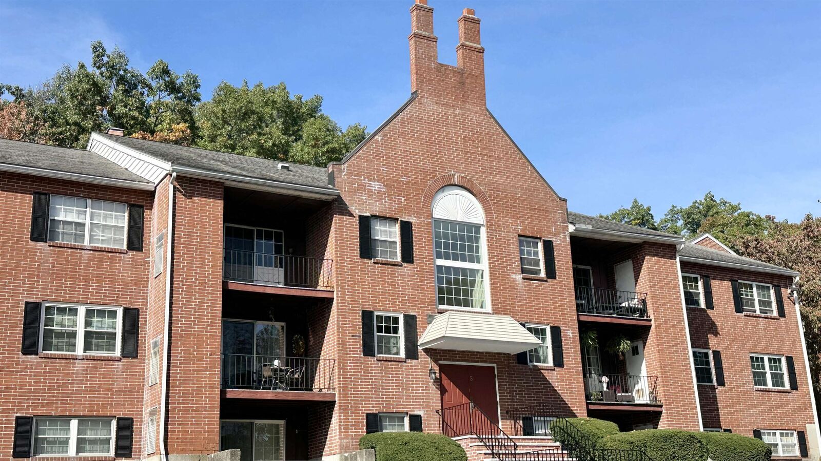 Property Photo:  5 Louisburg Square  NH 03060 