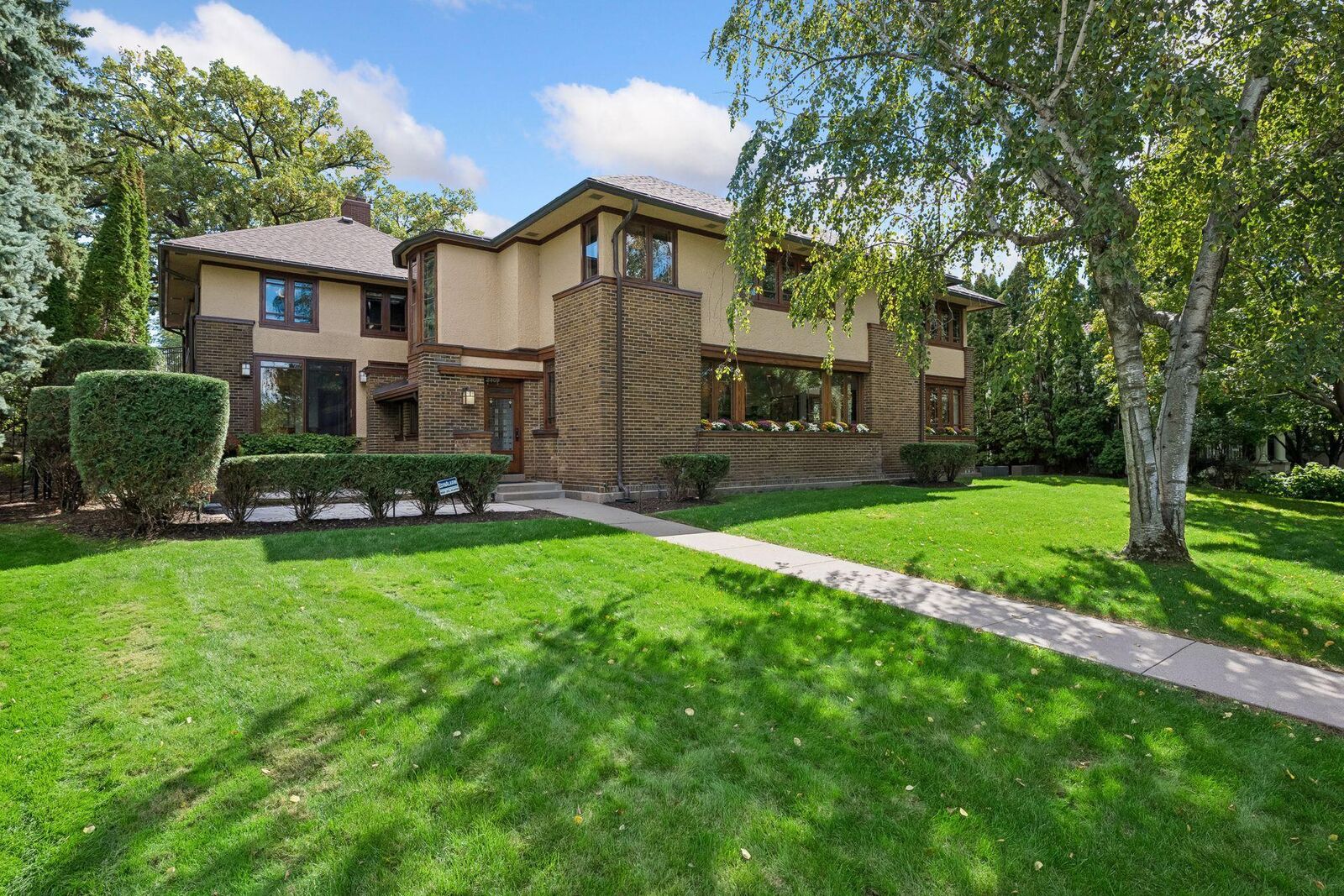 Property Photo: 2409 E Lake Of The Isles Parkway MN 55405