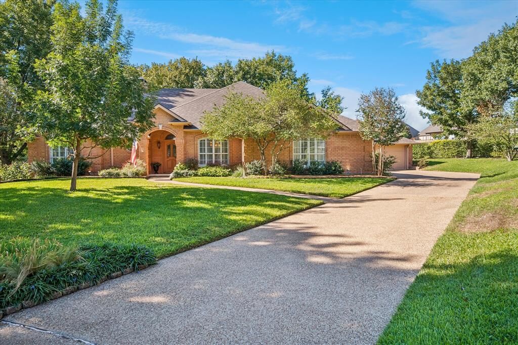 Property Photo: 4424 Fair Ridge Drive TX 76008