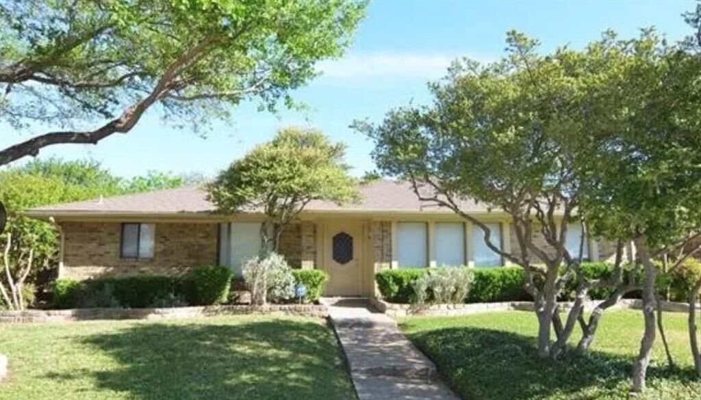Property Photo:  1911 E Branch Hollow Drive  TX 75007 