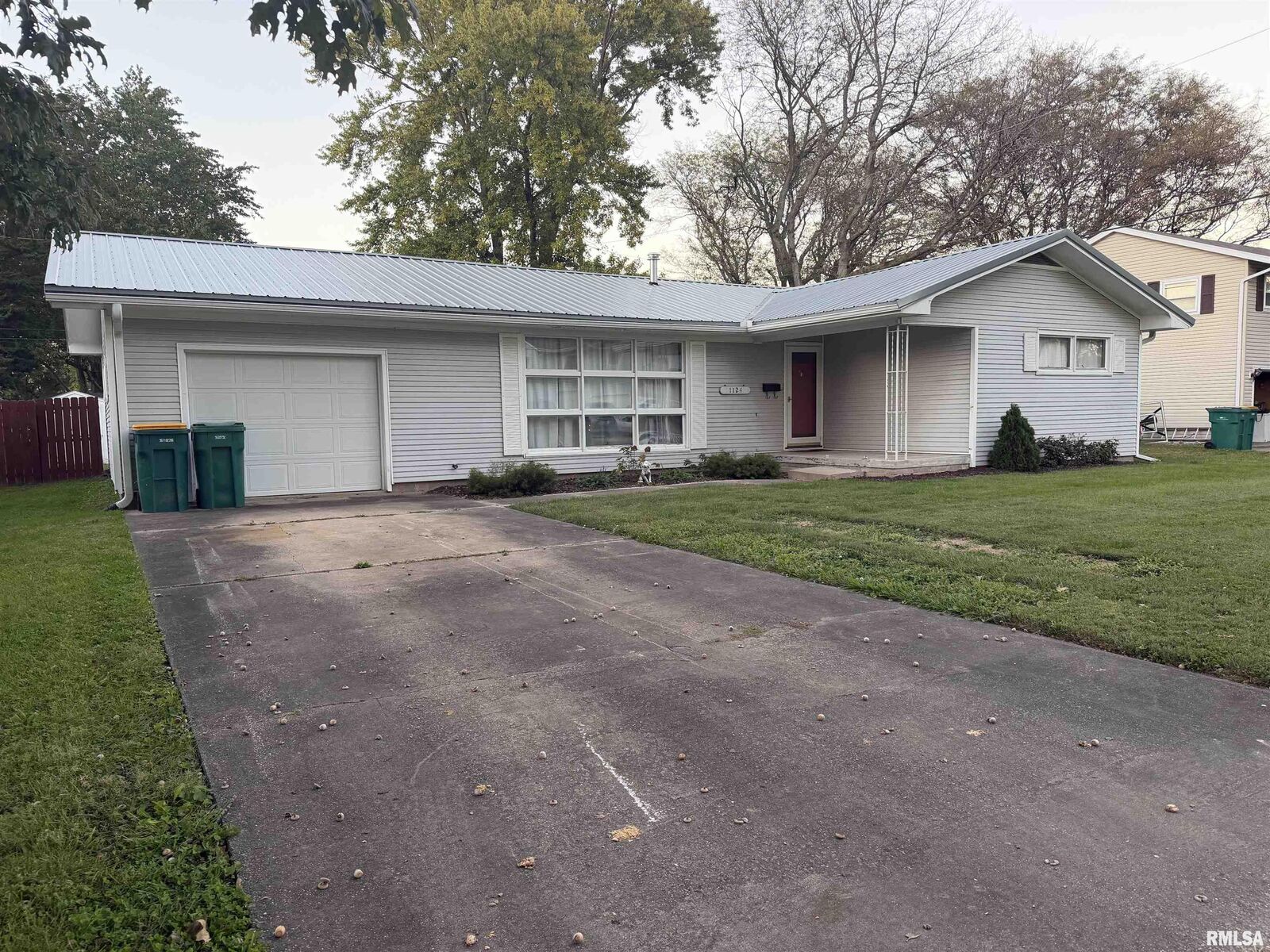 Property Photo:  1124 Bobby Avenue  IL 61455 