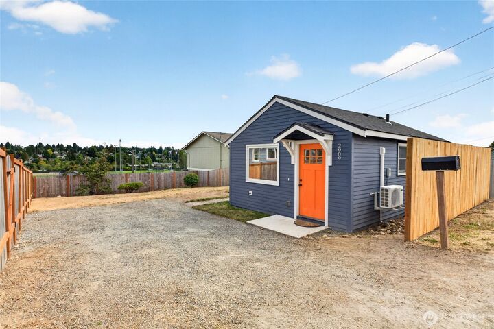Property Photo:  2907  SW Cloverdale St  WA 98126 
