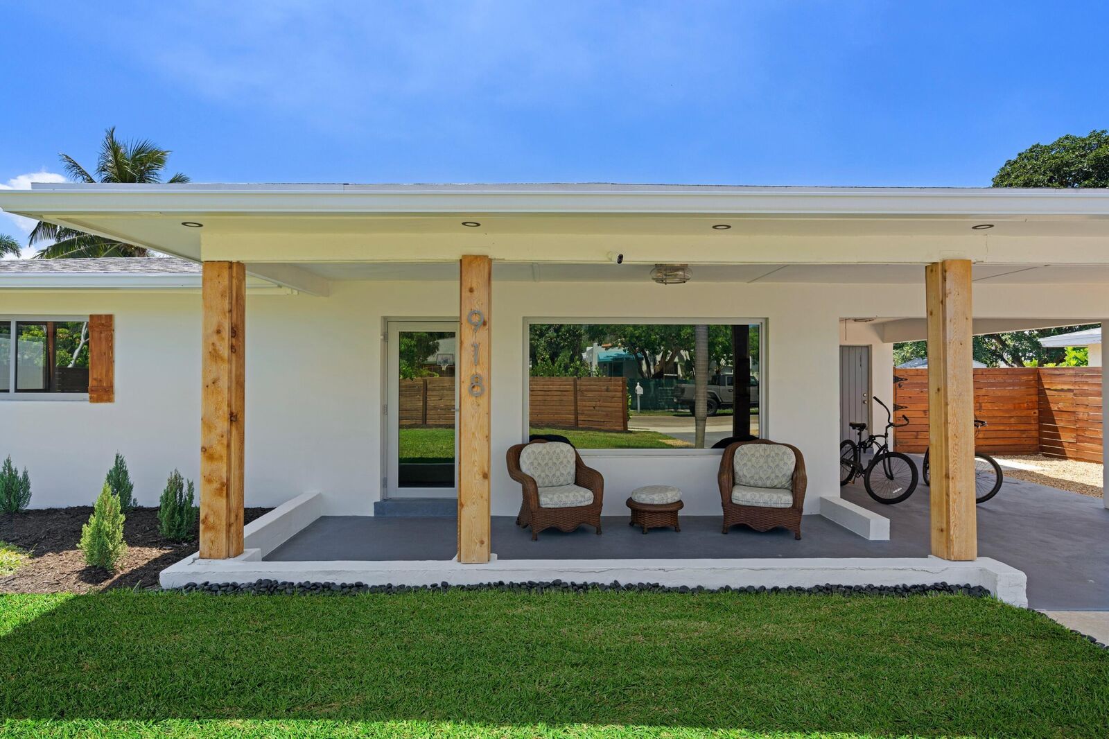 Property Photo:  918 SE 3rd Avenue  FL 33483 