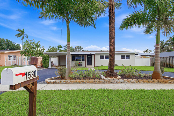 Property Photo: 1530 SW 25th Avenue FL 33312