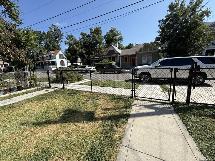 Property Photo:  219 Upson St  TX 78212 