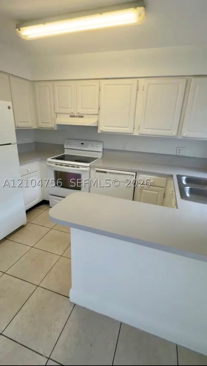 Property Photo:  4431 Treehouse Ln H28  FL 33319 