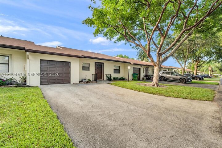 Property Photo:  6633 N Parkway Dr 5-7  FL 33068 