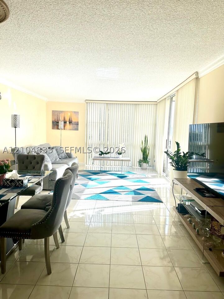 Property Photo:  20335 W Country Club Dr 2003  FL 33180 