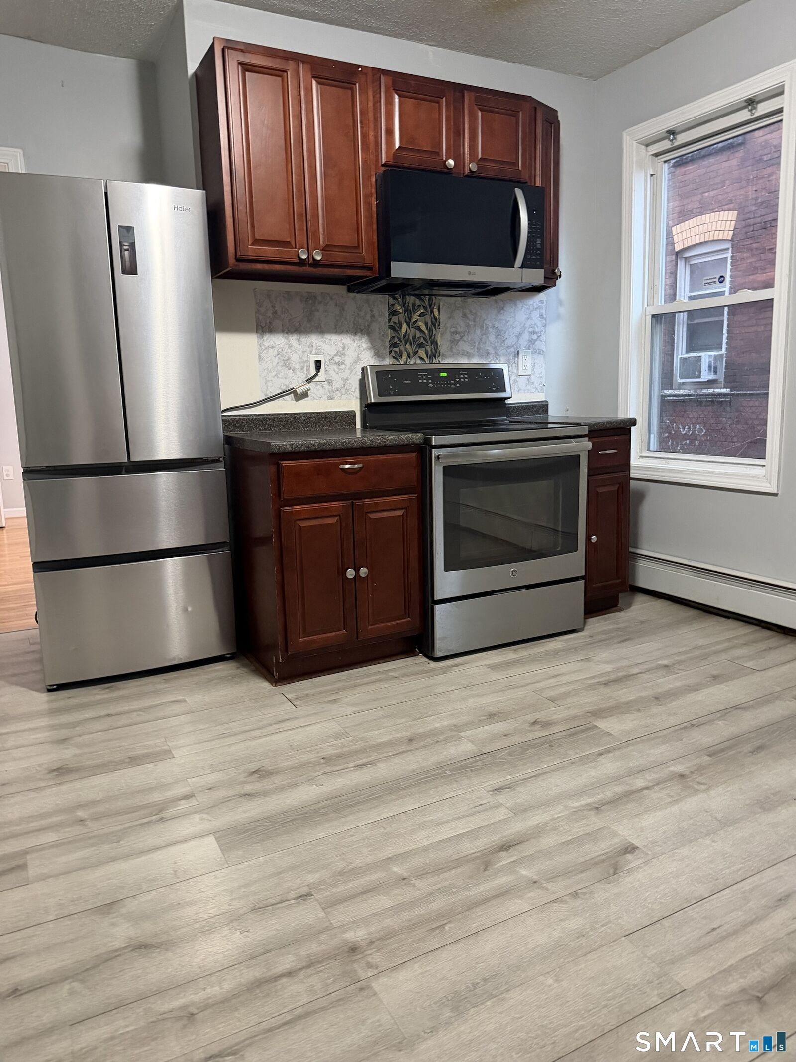 Property Photo:  98-100 Shultas Place 98  CT 06114 