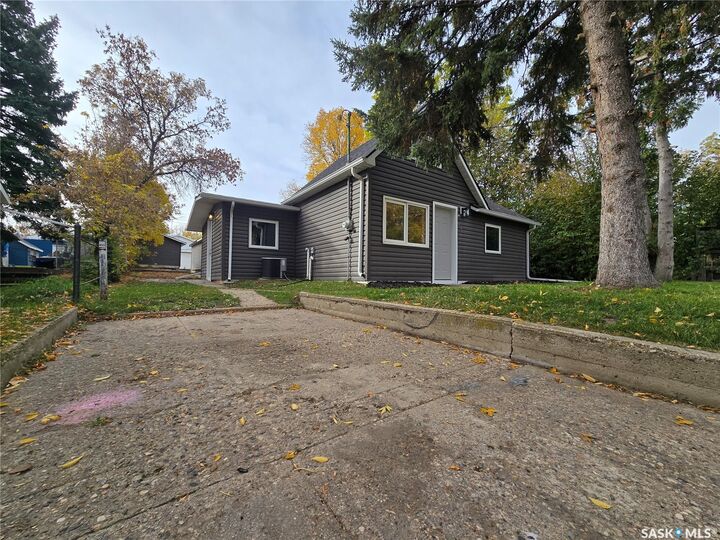 Property Photo:  330 3rd Avenue SE  SK S4H 1X4 