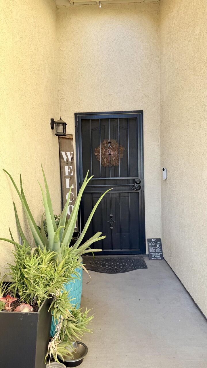 Property Photo: 1058 W Canyon Way CA 93230