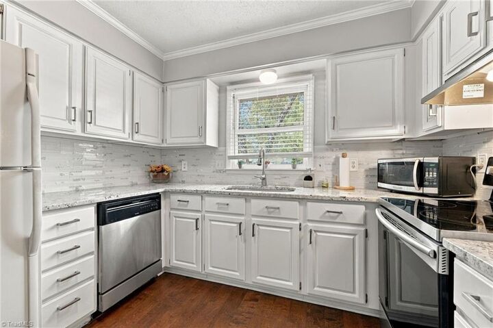 Property Photo: 1175 Glendale Drive NC 27406