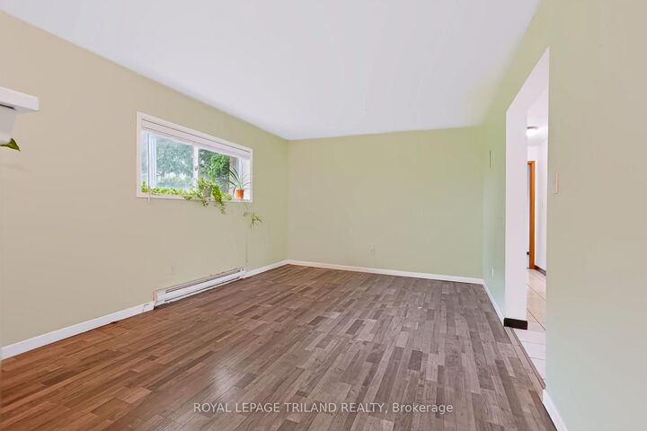 Property Photo:  25 South Edgeware Road 1  ON N5P 2H1 