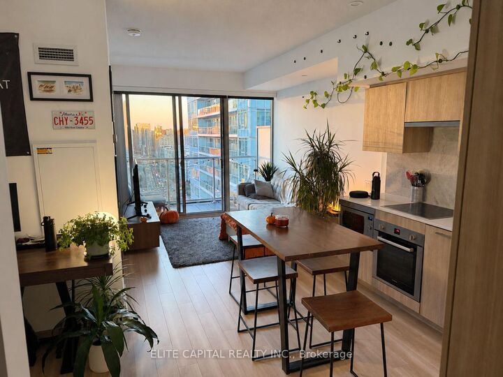 Property Photo: 19 Bathurst Street 3607 ON M5V 0N2