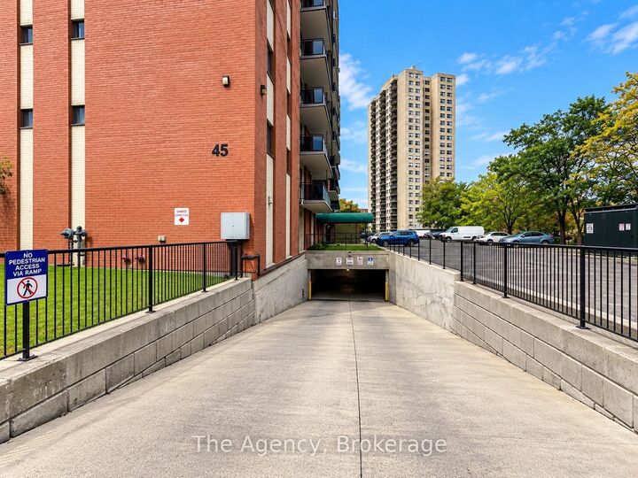 Property Photo:  45 Paisley Boulevard W 304  ON L5B 1E4 